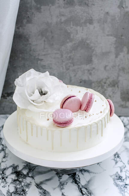Білий весільний торт з рожевими макаронами. — стокове фото