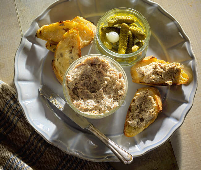 Close-up shot of Rillettes with cornichons — Stock Photo