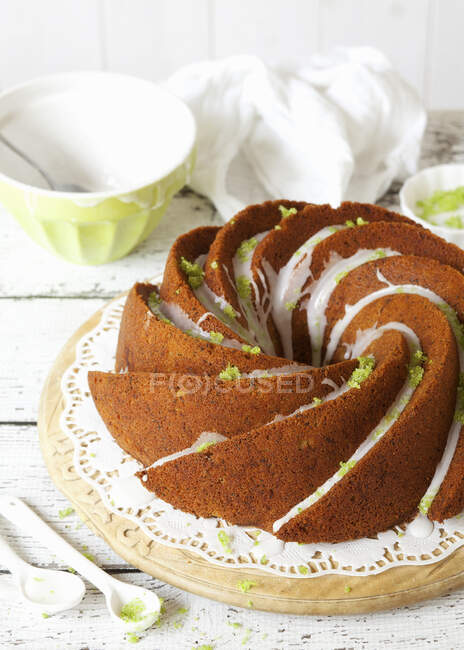 Zucchini-Limetten-Bundt-Kuchen mit Sahnehäubchen — Stockfoto