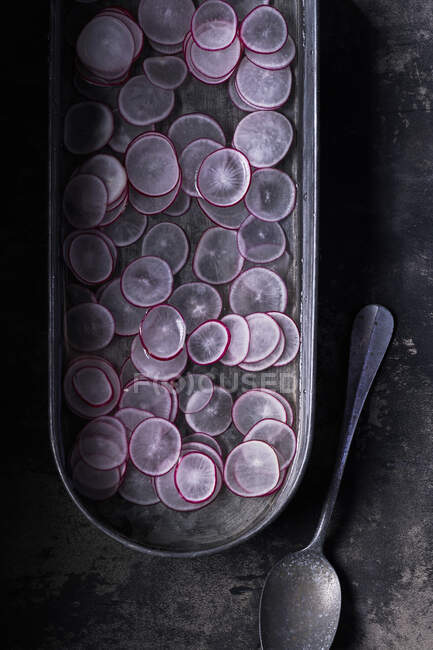 Sliced radishes in tray — Stock Photo