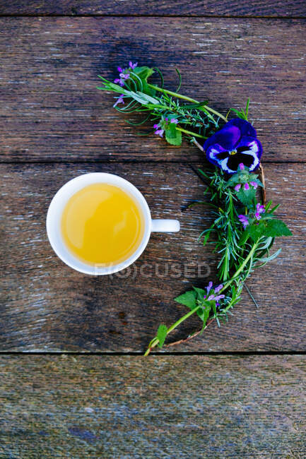Tazza di tè con fiori — Foto stock