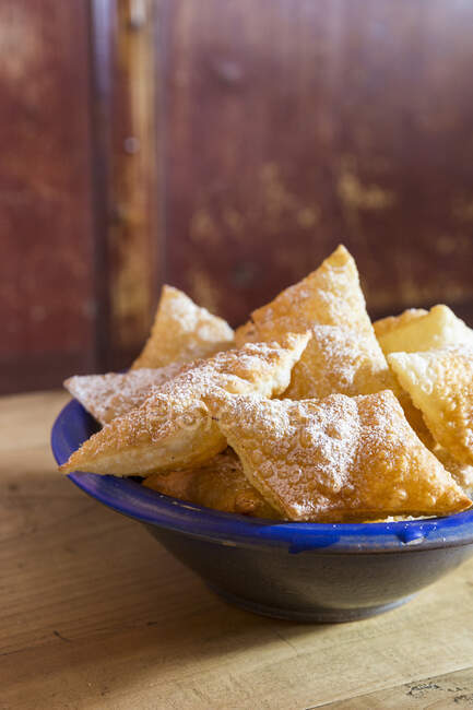 Deep-fried pastries in a blue bowl — Stock Photo