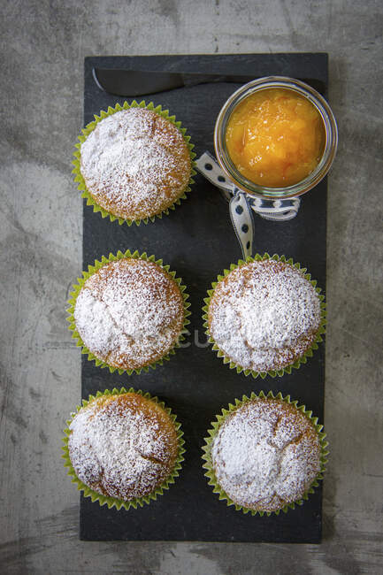 Gros plan sur les muffins à la marmelade d'orange — Photo de stock