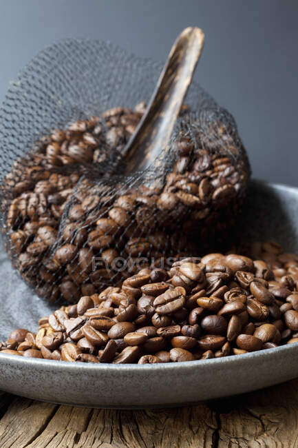Francês assado grãos de café inteiros — Fotografia de Stock