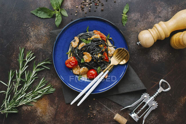 Black spaghetti with prawns in creamy sauce — Stock Photo