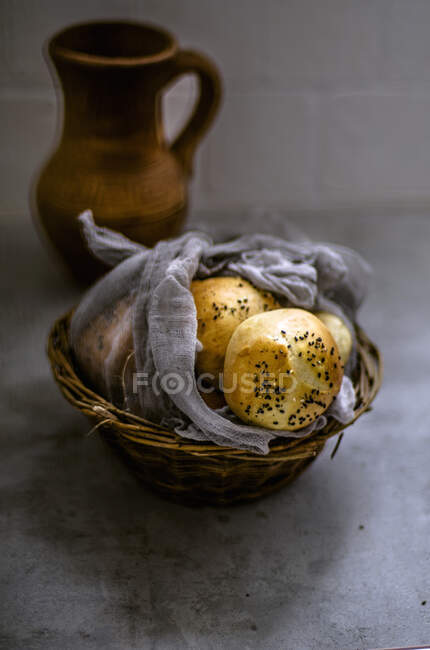 Rollos de pan en una cesta de pan - foto de stock