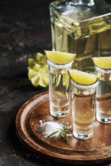 Mexikanischer Gold-Tequila mit Limette und Salz — Stockfoto