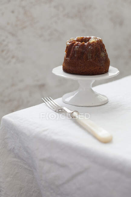 Torta de gengibre mini bundt bolo no pequeno carrinho de bolo branco — Fotografia de Stock