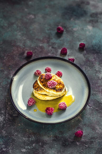 Pancakes with frozen raspberries — Stock Photo