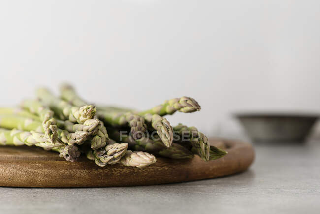 Asparagi freschi su un tagliere di legno — Foto stock