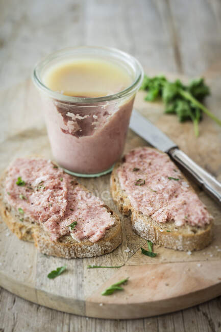 Домашняя сырая свинина и лук на хлеб и в стакане — стоковое фото