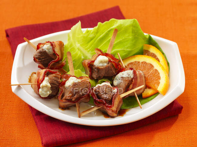 Beef kebabs with bacon — Stock Photo
