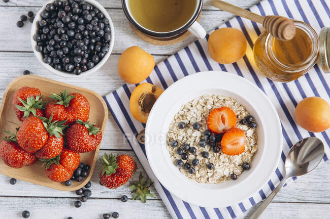 Müsli mit Früchten, Honig und Tee — Stockfoto