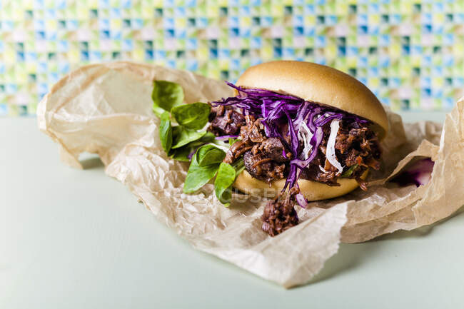 Um hambúrguer vegan com repolho vermelho — Fotografia de Stock