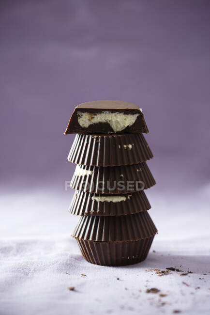 Tasses au chocolat remplies de crème de mangue (vegan) — Photo de stock