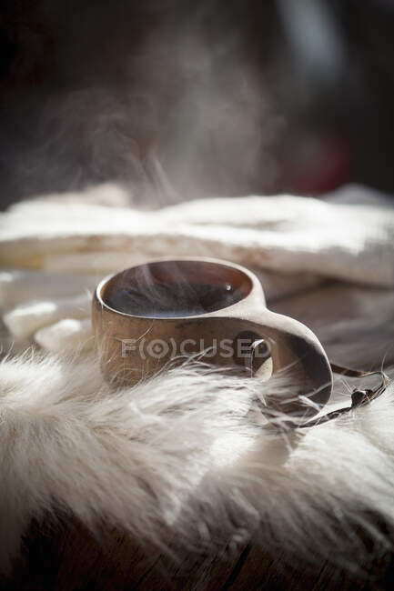 Café caliente en una taza de Kuksa - foto de stock
