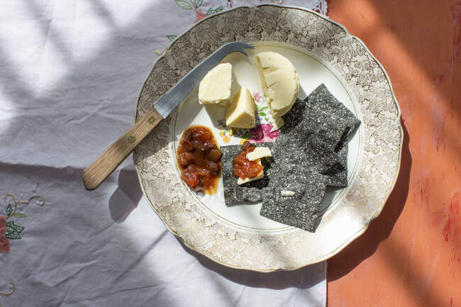 Sauerteig-Knäckebrot mit Cheddar-Käse und Tomatenchutney — Stockfoto