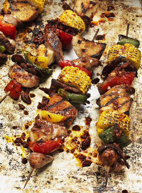 Kebabs with meat, corn and vegetables — Stock Photo