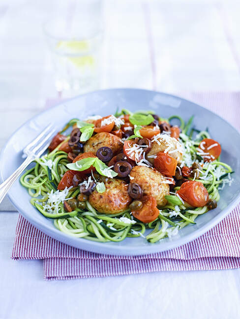 Zucchini-Nudeln mit Frikadellen, Oliven und Tomaten — Stockfoto