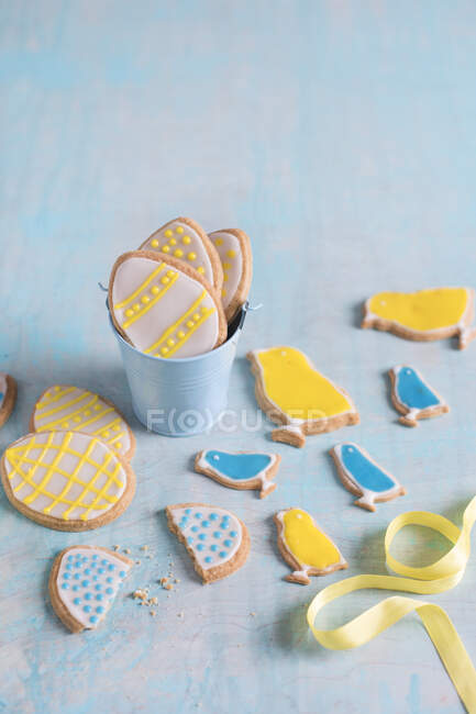 Biscoitos festivos de Páscoa com cobertura colorida — Fotografia de Stock