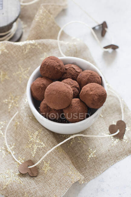 Primer plano de deliciosas trufas tiramisú chocolate - foto de stock