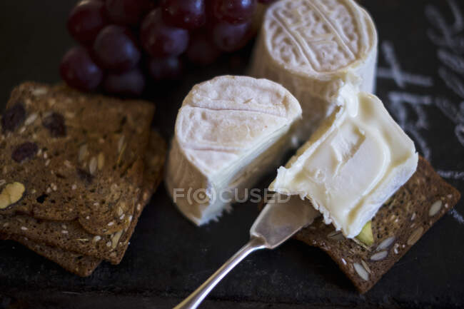 Зрізати козячий сир і хліб — стокове фото