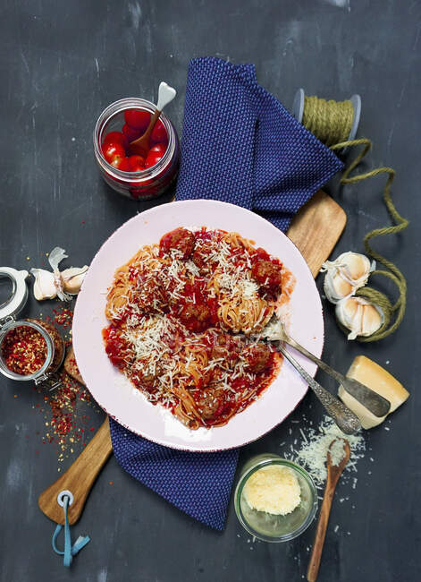 Spaghetti with meatballs, tomato sauce and Parmesan cheese — Stock Photo