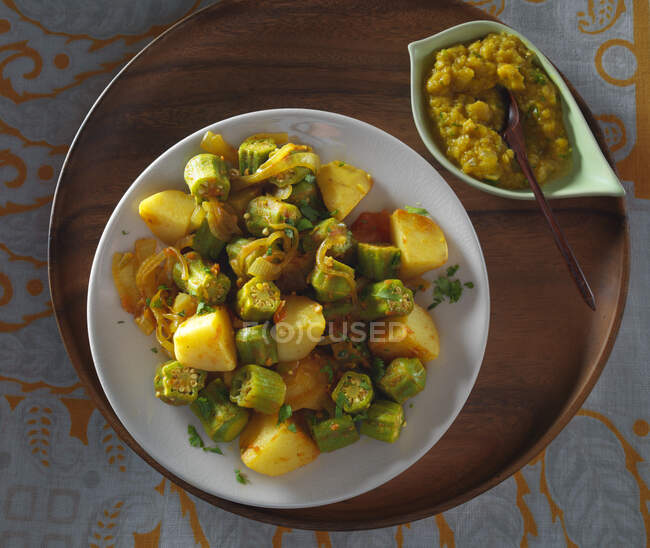 Okra mit Kartoffeln und Daal (nepalesisches Abendessen)) — Stockfoto