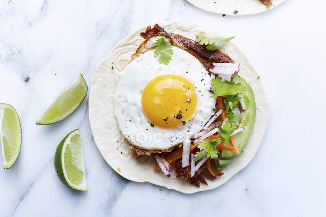 Pulled pork tacos with a fried egg — Stock Photo