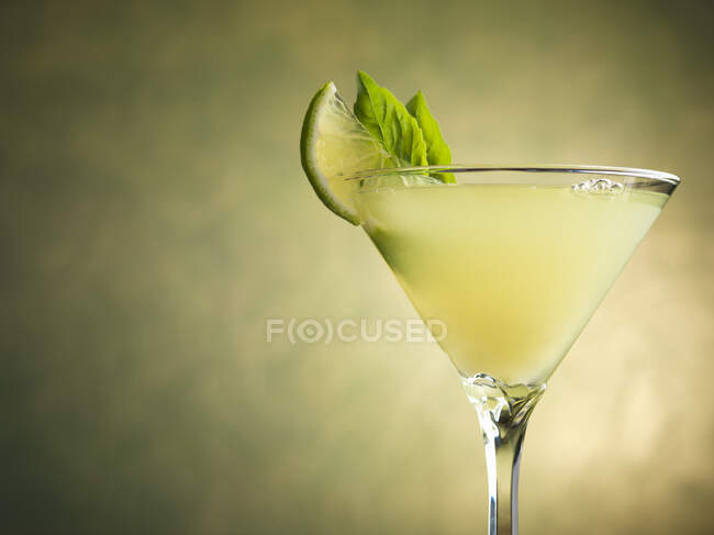 Cocktail Gin Rickey au basilic et citron vert — Photo de stock