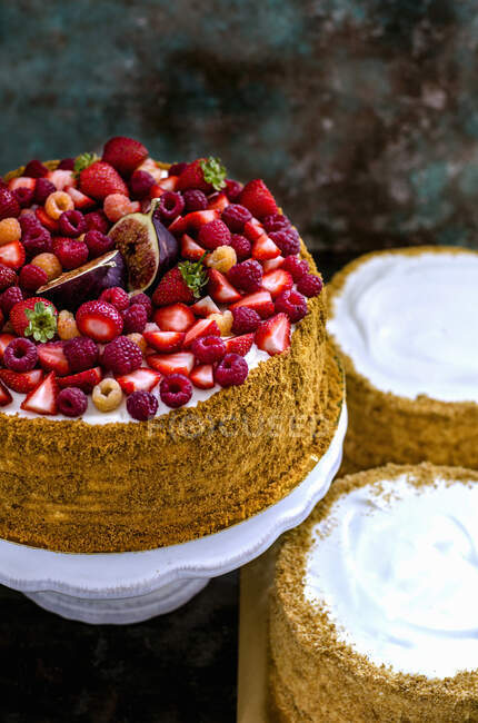 Un gâteau aux baies d'été aux figues — Photo de stock