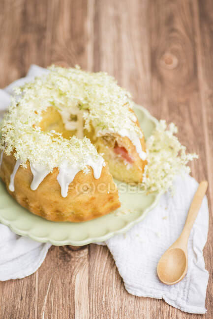 Rhubarb Bundt cake with yoghurt and elderflowers — Stock Photo