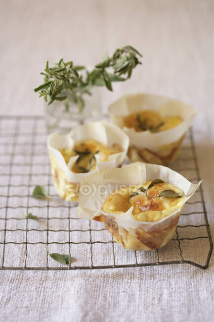 Souffles di uova con origano fresco su scaffale di raffreddamento — Foto stock