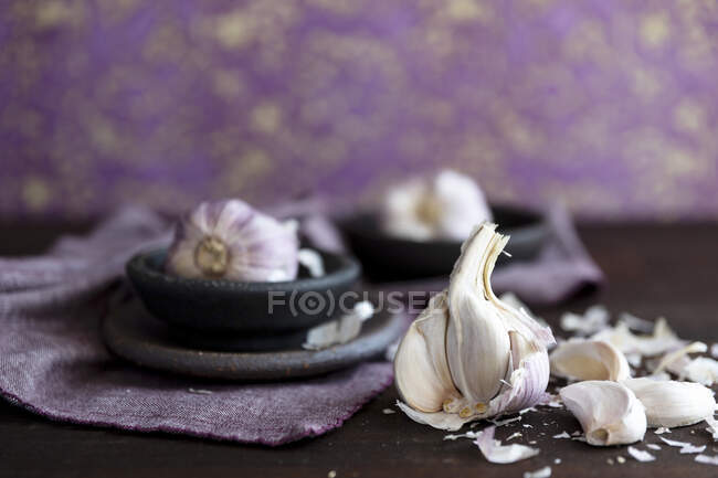 Frischer Knoblauch mit violetter Haut — Stockfoto