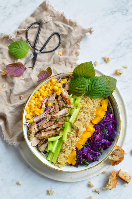 A healthy salad bowl with quinoa, chicken and vegetables — Stock Photo