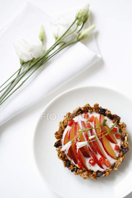 Bolo de migalhas com pêssego, morango e iogurte — Fotografia de Stock
