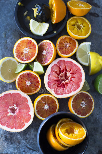 Halved citrus fruits and a juicer — Stock Photo
