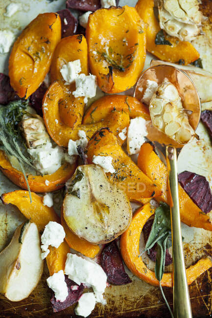 Жареные овощи с грушами, фета и шалфей — стоковое фото