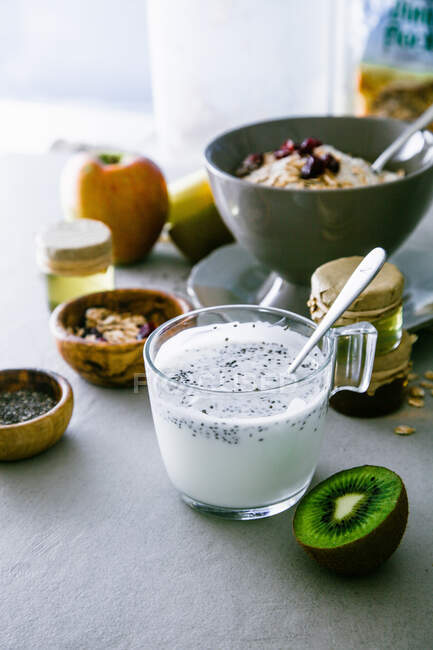 Cereali con frutta e yogurt con semi in tazza di vetro — Foto stock