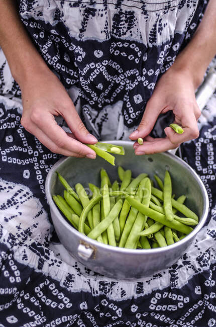 Green beans being prepared — Stock Photo