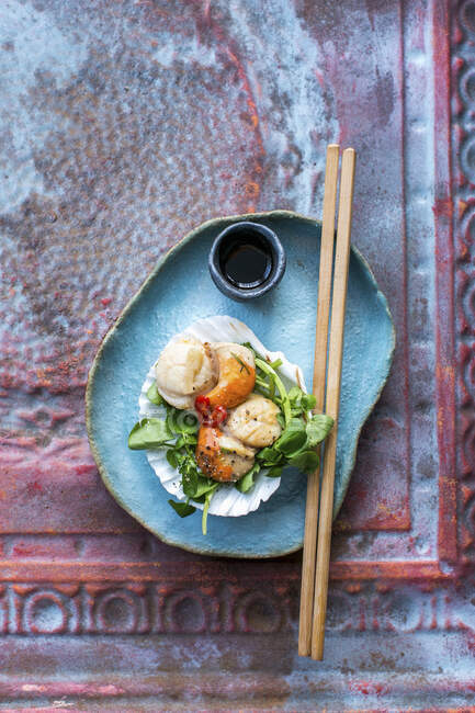 Scallops with chili, garlic, ginger, watercress and soy sauce (Asia) — Stock Photo
