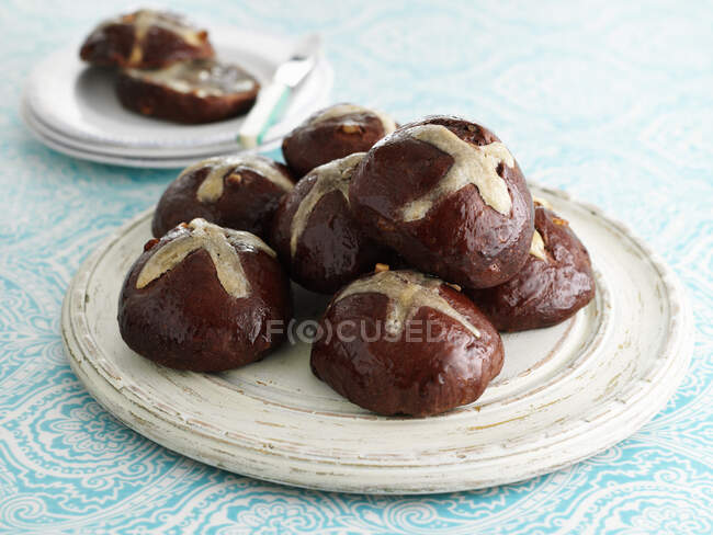 Hot cross buns with chocolate and orange — Stock Photo