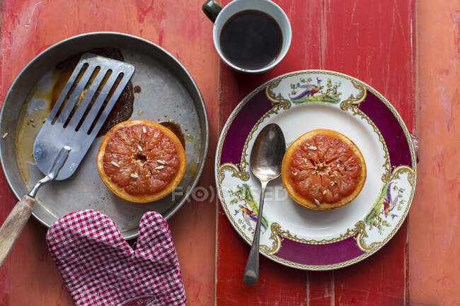 Gebratene rosa Grapefruit und Kaffee zum Frühstück — Stockfoto