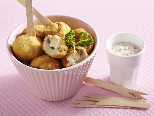 Breaded, crispy fried mushrooms with yoghurt vegetable dip — Stock Photo