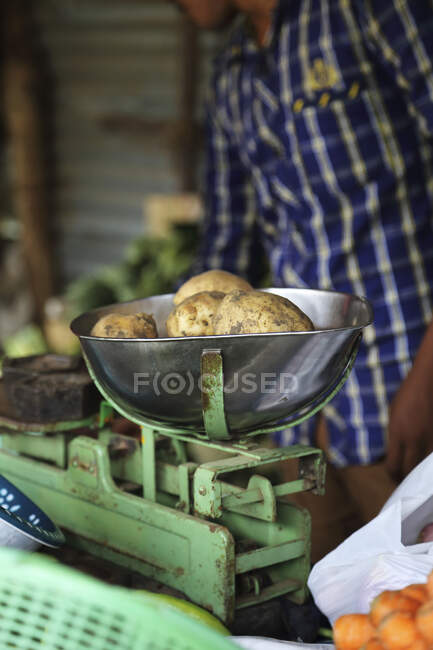 Pommes de terre sur une paire de balances vintage — Photo de stock