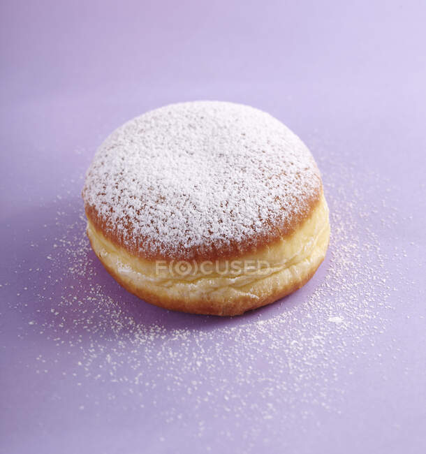 Un donut de carnaval con azúcar glaseado - foto de stock