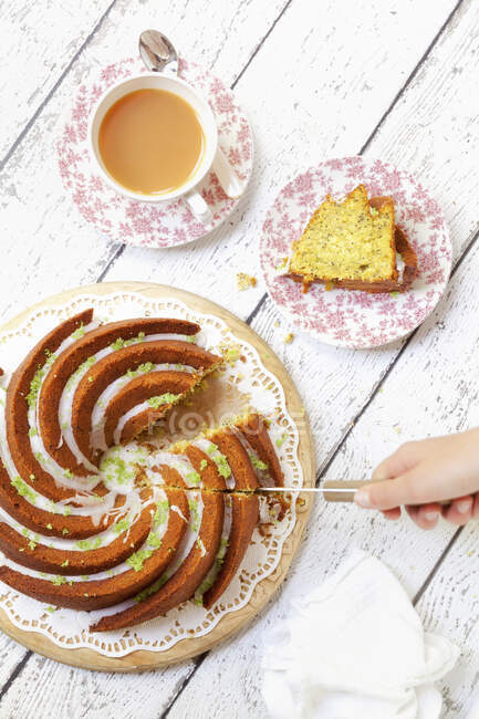 Slicing a Courgette Lime Bundt Cake — Stock Photo