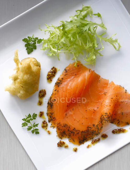 Обработанный лосось и устрицы в пивном тесте, гарнир с салатом — стоковое фото