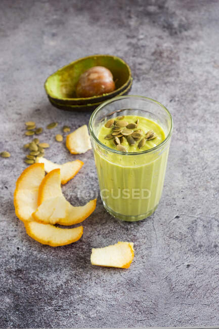 Frullato di avocado arancione e Kombucha — Foto stock