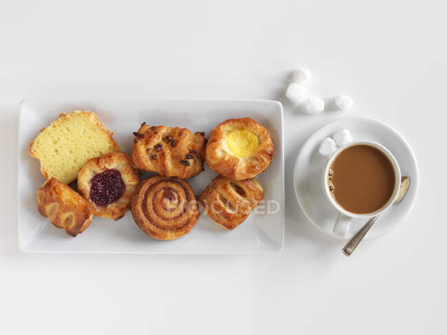 Pasteles de desayuno y una taza de café - foto de stock